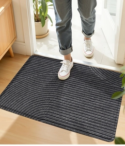 Detail der dunkelgrauen PVC-Fußmatte mit rutschfester Streifentextur und Modellverwendung