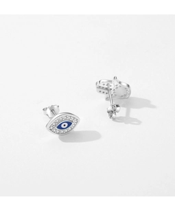 Gros plan sur les boucles d'oreilles Main de Fatma et Œil du Mal en argent S925
