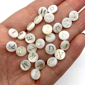 Vue à la main de perles en nacre blanche naturelle avec lettres majuscules dorées