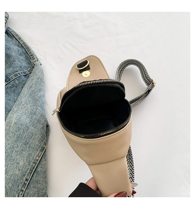Dettaglio borsa a tracolla in PU beige con interno nero e finiture dorate