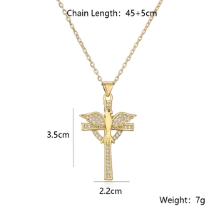 Collier croix plaqué or 18 carats avec pendentif colombe en zircon sur fond blanc
