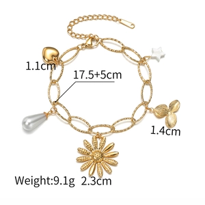 Détail d'un bracelet doré vintage avec breloques marguerite et cœur et dimensions