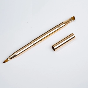 Detailansicht des goldenen Doppelkopf-Lippenpinsels mit Metalldeckeln für unterwegs