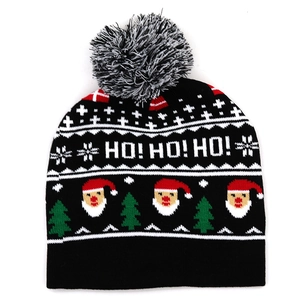 Weihnachtsstrickmütze mit Weihnachtsmann-Muster und flauschigem Bommel-Detail