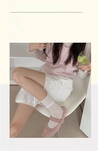 Calze rosa con fiocco e scarpe Mary Jane in un delicato stile estetico balletcore