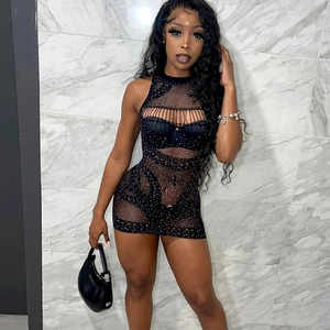Gros plan d'une robe en maille noire sans manches avec strass portée par un mannequin