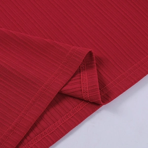 Primer plano del dobladillo con doble costura y textura acanalada del vestido de punto rojo