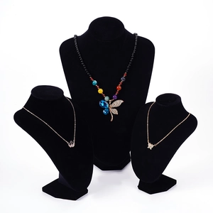 Lot de trois présentoirs à colliers en velours noir avec pendentifs en cristal