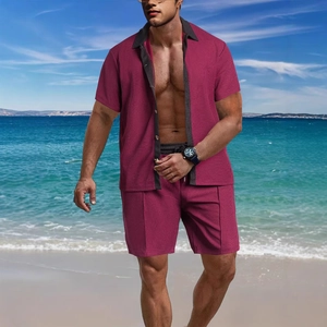 Ensemble d'été en maille gaufrée pour homme avec chemise à manches courtes et short bordeaux