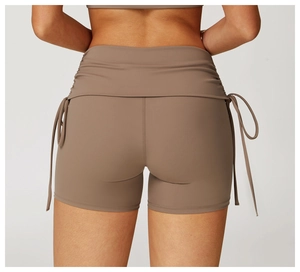 Detail der High-Waist Yoga-Shorts mit Kordelzug und Scrunch-Butt-Design in Dunkelbraun