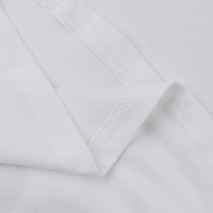 Makroaufnahme der Doppelnadelstiche und feinen Nahtdetails auf weißem Baumwoll-T-Shirt