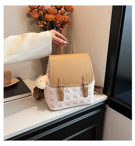 Détail du sac à dos bicolore imprimé ours avec un porte-clés en peluche mignon