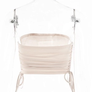 Détail du haut bandeau beige côtelé avec cordon de serrage et dos nu sexy
