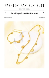 Detail von fächerförmigen Sonnenanhängern am Schmuckset aus goldenem Titanstahl
