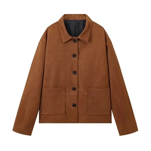 Détail de veste en daim marron montrant le col à revers, boutons noirs et grandes poches