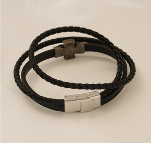 Details eines schwarzen mehrlagigen Lederarmbands mit Silberkreuz und Magnetverschluss