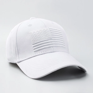 Dettaglio del ricamo della bandiera americana bianca su un cappello in cotone