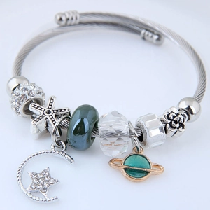 Bracciale in acciaio inossidabile con perline verdi, ciondoli luna e stelle