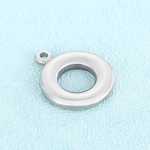 Pendentif circulaire en acier inoxydable argenté poli avec anneau de suspension