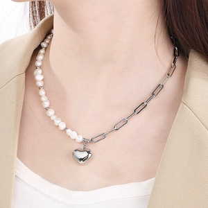 Détail du collier en perles baroques et maillons argentés avec pendentif cœur 3D