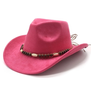 Makro-Detail von fuchsiafarbenem Wildleder-Cowboyhut mit dreifarbigem Perlenband