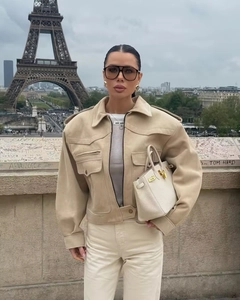 Veste utilitaire beige chic avec col et détails de poches style urbain à Paris