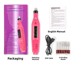 Dettaglio del kit fresa per unghie rosa con 6 punte in metallo e cavo di alimentazione USB