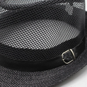 Détail du chapeau panama noir avec couronne en maille respirante et ruban en cuir
