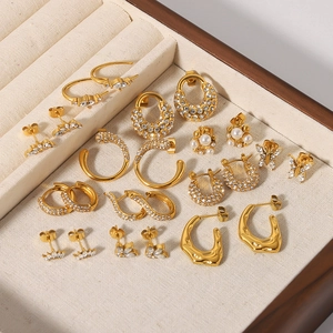 Boucles D'oreilles Puces En Acier Inoxydable Plaqué Or 18K Zircon Künstliche Perle Imitation Papillon Forme C Géométrique