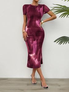 Elegante abito lungo magenta tie-dye dal taglio aderente con maniche corte e stile chic