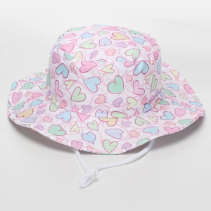 Détail d'un chapeau de soleil blanc pour enfants avec imprimé cœurs et mentonnière réglable