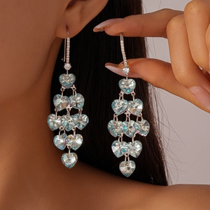 Boucles d'oreilles pendantes argentées avec cœurs en cristal et détails en zircon