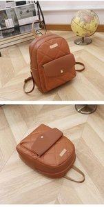 Detailansicht der braunen gesteppten PU-Mini-Rucksack mit goldener Schnalle und Trägern