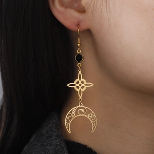 Goldene Ohrringe mit Mondanhänger, Hexenknoten und schwarzen Perlen für Damen