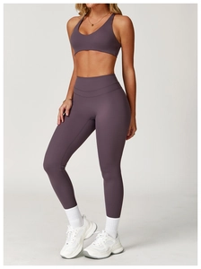 Détail d'un ensemble brassière de sport et legging taille haute violet foncé sur mannequin