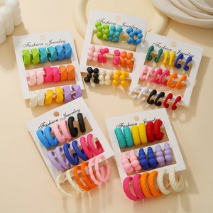 Boucles d'Oreilles Créoles Multicolores en Acrylique en Forme de C pour Femmes Variété de Couleurs Mat Résine Géométrique