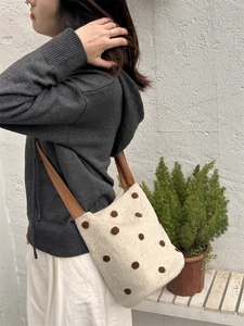 Secchiello in lana beige con pois marroni e comoda tracolla per uso quotidiano