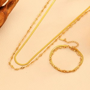 Détail du parure de bijoux double rang en acier inoxydable doré avec chaîne serpent et cœur