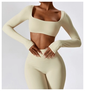 Gros plan sur le tissu en maille beige extensible et les coutures de l'ensemble de yoga sans couture