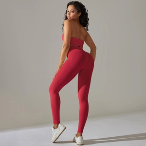 Details des nahtlosen gerippten Yoga-Sets in Rot mit Halter-Top und High-Waist-Leggings