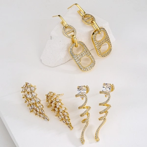 Luxurious gold-plated irregular geometric stud earrings set with sparkling cubic zirconia