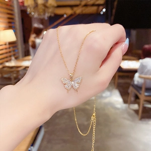 Élégant collier papillon doré avec cristaux de zircone scintillants et chaîne ajustable
