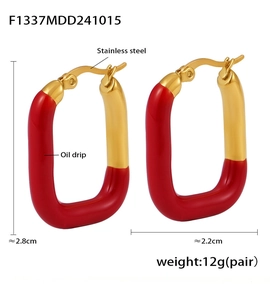 Détail montrant les dimensions des boucles d'oreilles en acier inoxydable rouge et or
