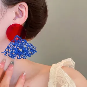 Boucles d'oreilles artistiques en mesh rouge et bleu avec disques et pendentifs corail