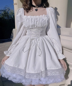 Detalle del vestido de princesa blanco con mangas abullonadas encaje y cordones