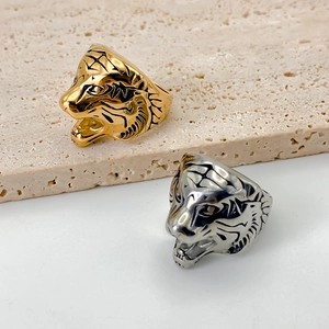 Coppia di eleganti anelli a testa di tigre hip-hop in finiture oro e argento lucido