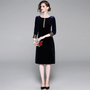 Elegante abito in velluto blu scuro con polsini ricamati in oro e dettagli raffinati
