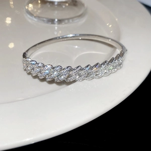 Détail du bracelet chaîne torsadée argenté avec zircons sertis sur plat en céramique