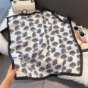 Détail d'un foulard carré en soie avec imprimé texture coquillage noir et blanc