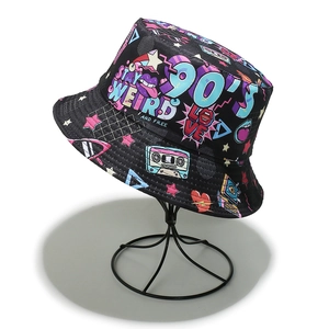Détail d'un bob rétro avec motifs vintage des années 90 incluant cassettes et étoiles